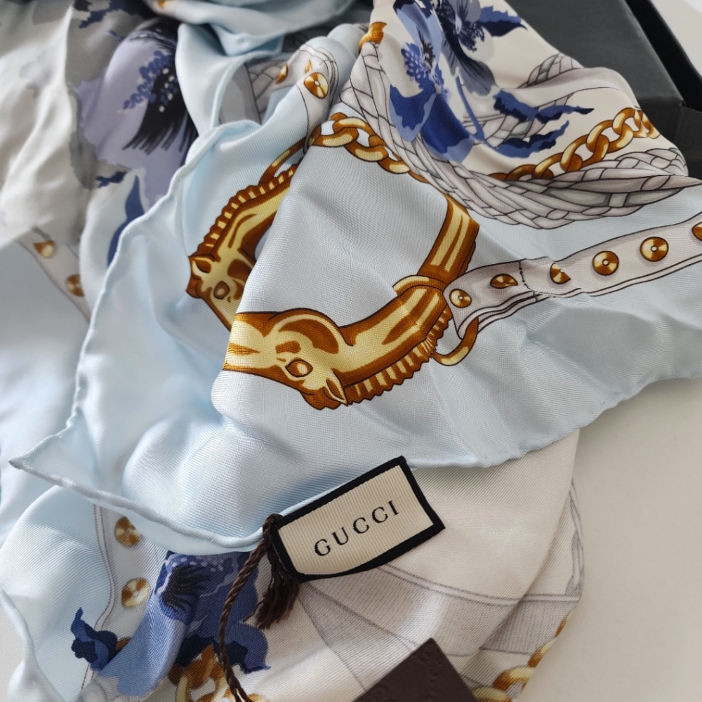 GUCCI Floral and Chains Print Silk Twill Scarf.  Blue